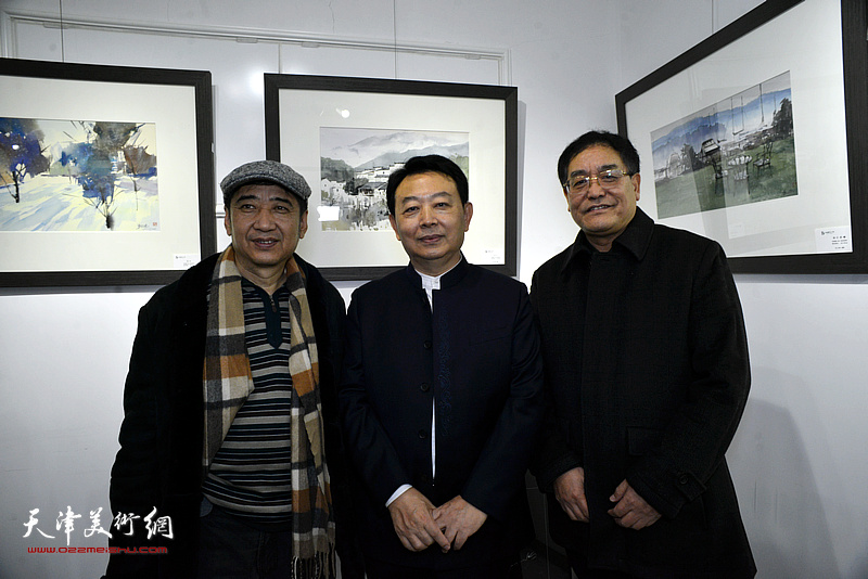 华绍栋与王爱宗、贾建茂在水彩画小展现场。