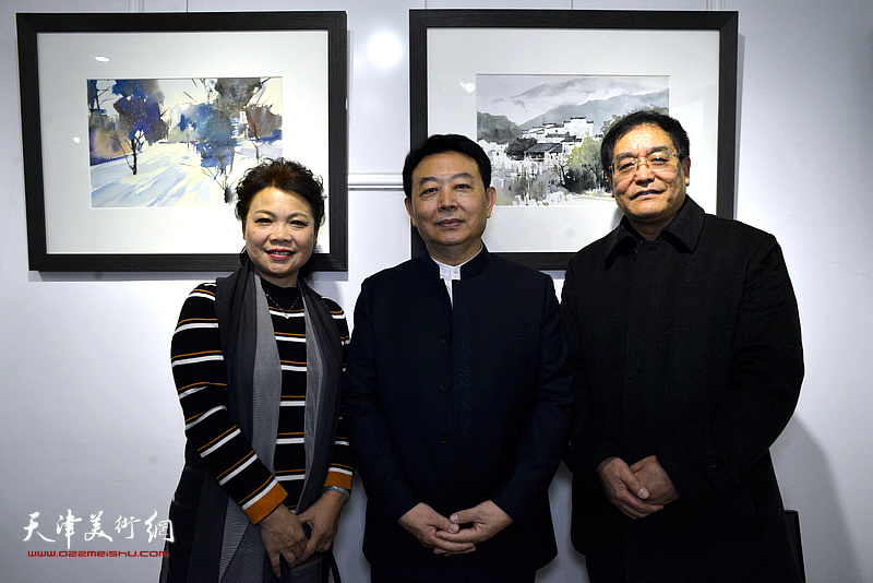 华绍栋与宋东、贾建茂在水彩画小展现场。