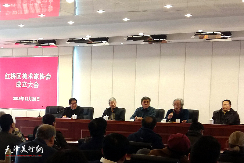 中国美协会员、天津十大画家之一姚景卿出席会议并讲话。