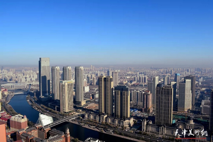 画展现场中国人寿金融中心顶层观景台赏景