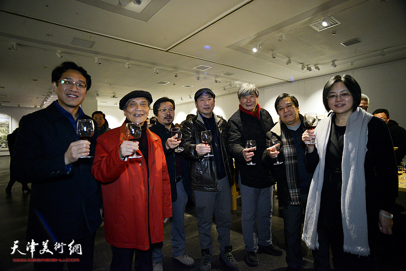 主宾共同举杯祝贺画展开幕。左起：李传明、陈醉、柳方金、刘秋阳、嘉宾、李耀春、郑敏芝。