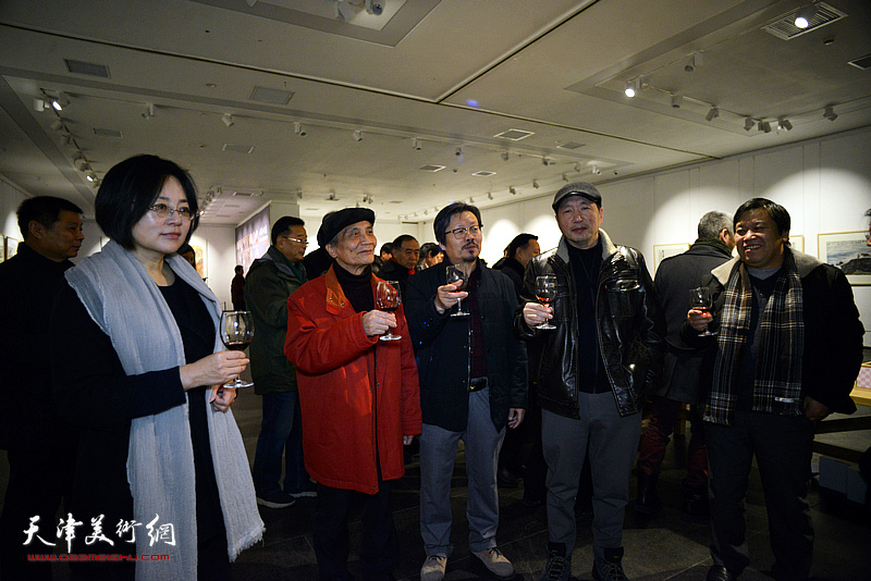 主宾共同举杯祝贺画展开幕。左起：郑敏芝、陈醉、柳方金、刘秋阳、李耀春。