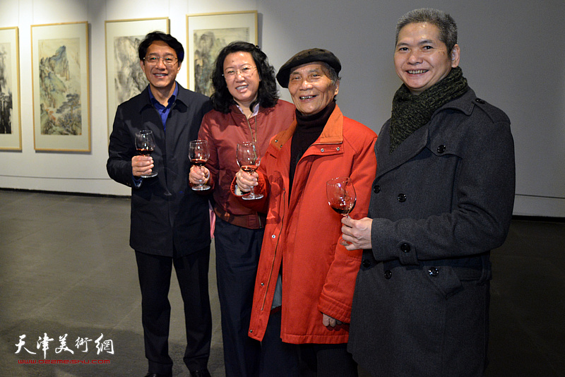 主宾共同举杯祝贺画展开幕。左起：李传明、元林、陈醉、高泉健。
