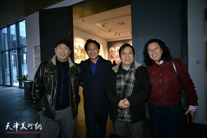 参展艺术家李耀春、刘秋阳，策展人元林，主持人李传明在画展现场。