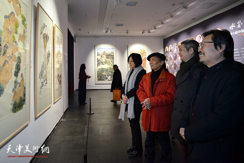 陈醉与郑敏芝、柳方金、高泉健观赏展出的作品。