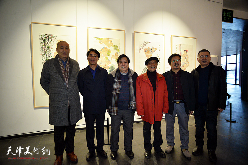 陈醉、柳方金、李耀春、李传明与嘉宾王学剑等在画展现场。
