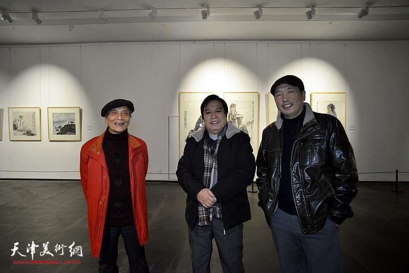 陈醉、李耀春、刘秋阳在画展现场。
