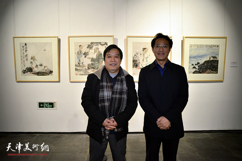 李耀春与李传明在画展现场。