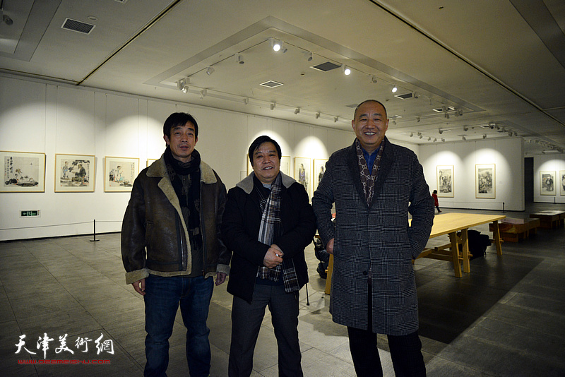 李耀春与王学剑在画展现场。