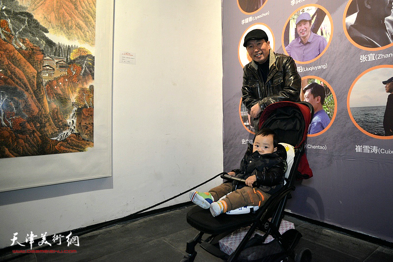 刘秋阳与小观众在画展现场。