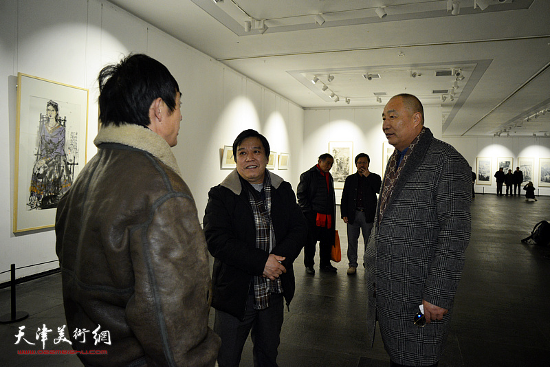 李耀春与王学剑在画展现场交流。