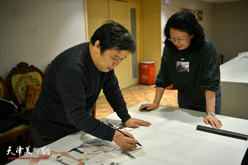 李耀春、元林在书画交流现场。