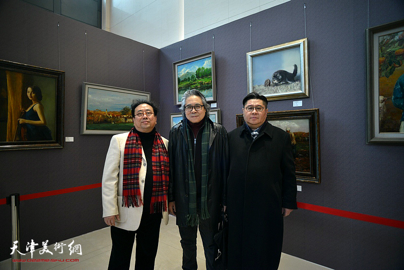 高建章与李军、杨勐在油画艺术展现场。