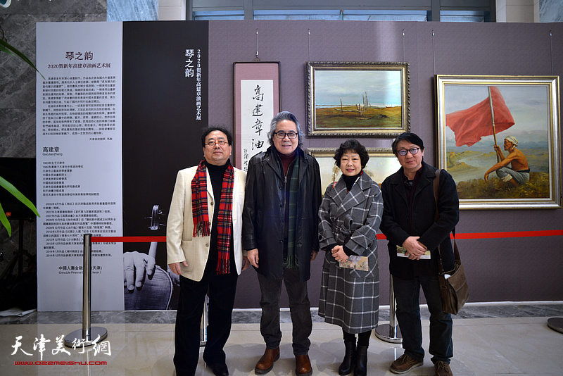 高建章与李军、主云龙、齐玉华在油画艺术展现场。