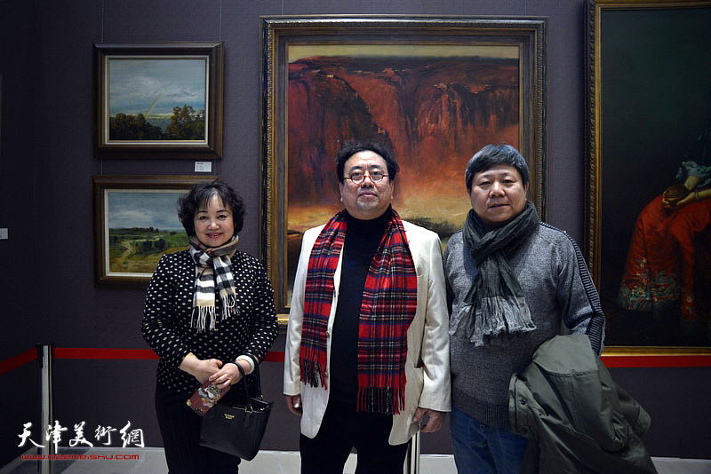 高建章与李维立、康乐在油画艺术展现场。