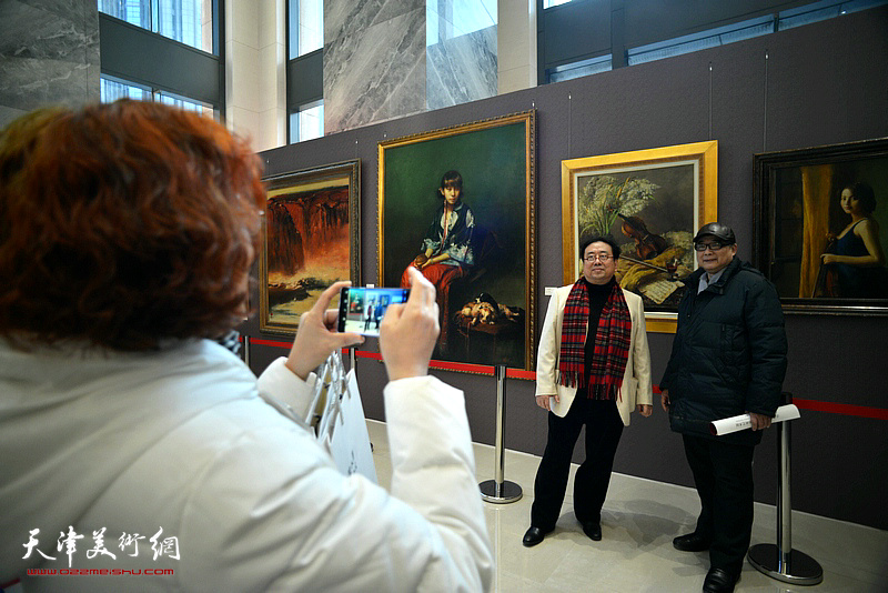 高建章与嘉宾在油画艺术展现场。