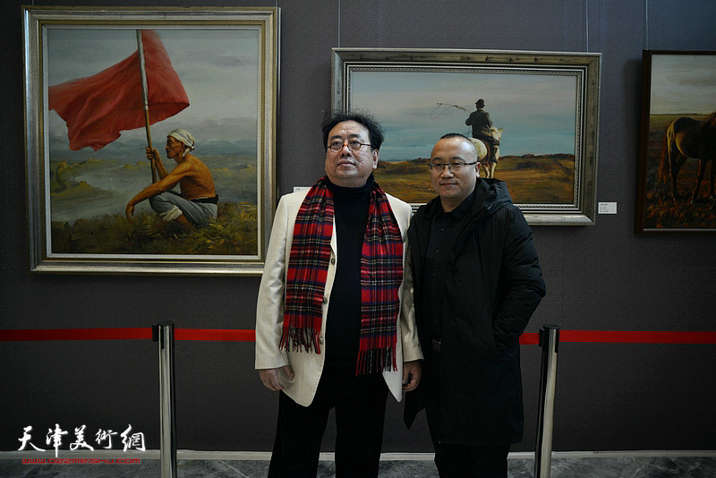 高建章与嘉宾在油画艺术展现场。