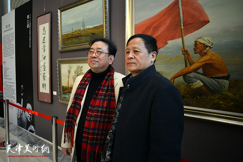 高建章与嘉宾在油画艺术展现场。