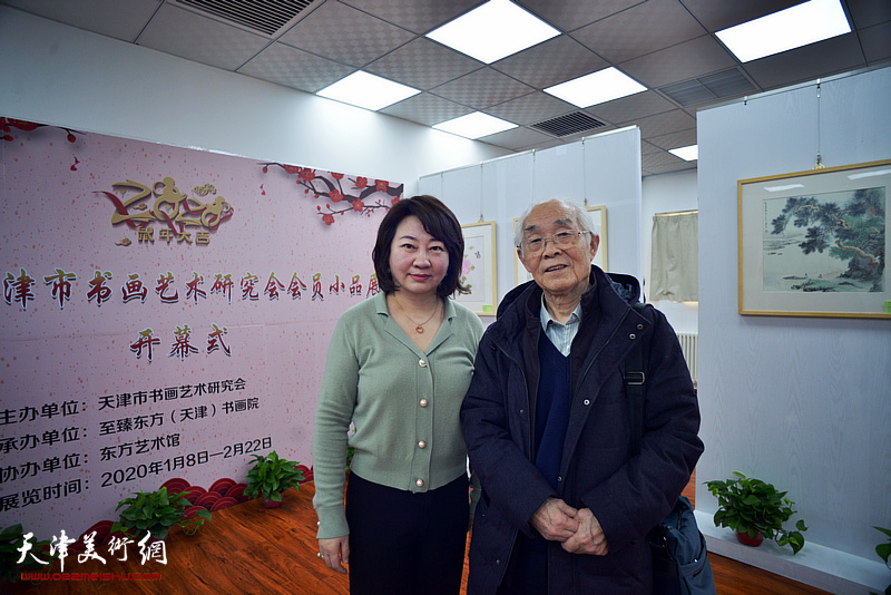 朱彤与郭文伟在画展现场。