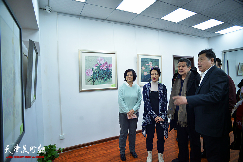 王学书、郭鸿春在画展现场观看作品。