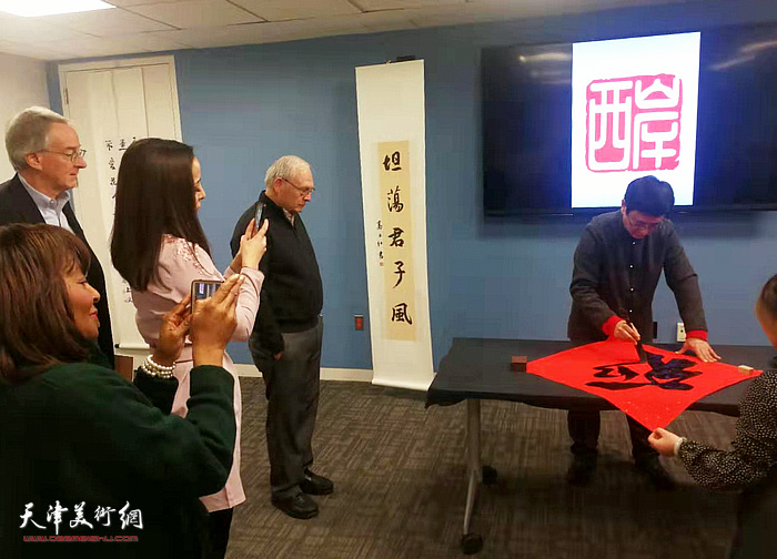 著名书法家张少文在美国演示中国书法艺术。