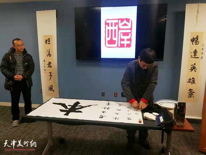 著名书法家张少文在美国演示中国书法艺术。
