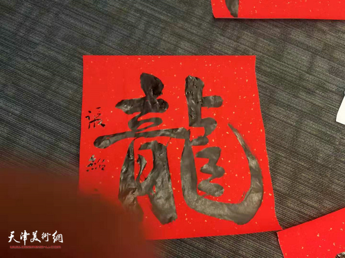 著名书法家张少文在美国交流展上书写的汉字。