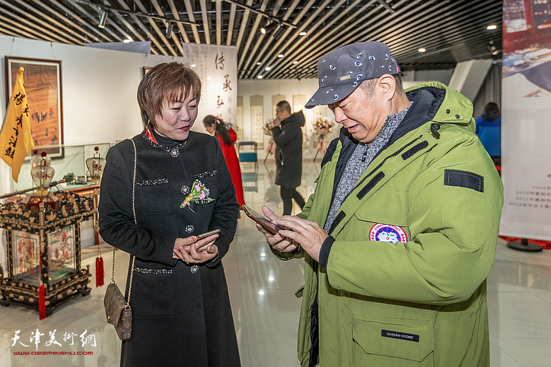 孙越、李澜在展览现场交流。