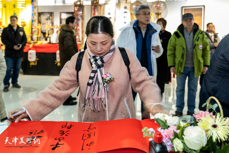 刘静华在展览现场。