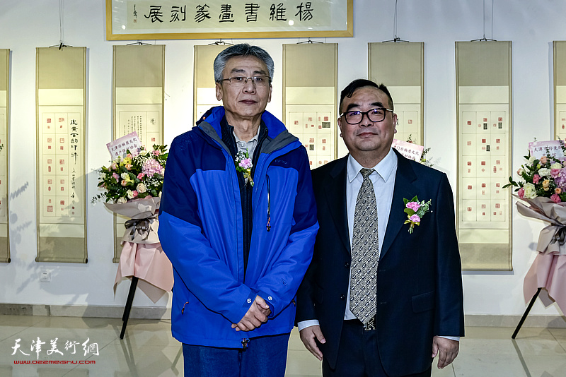 杨维、董建在展览现场。