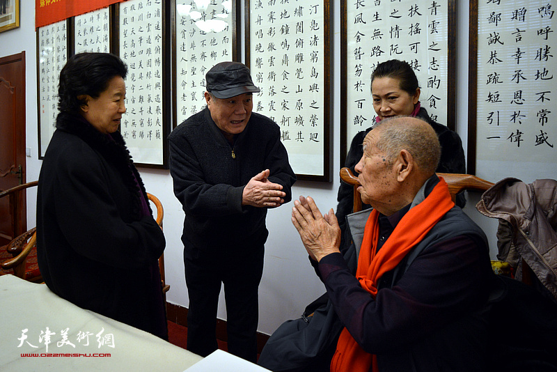 张锡武先生与社区居民互致新春问候。