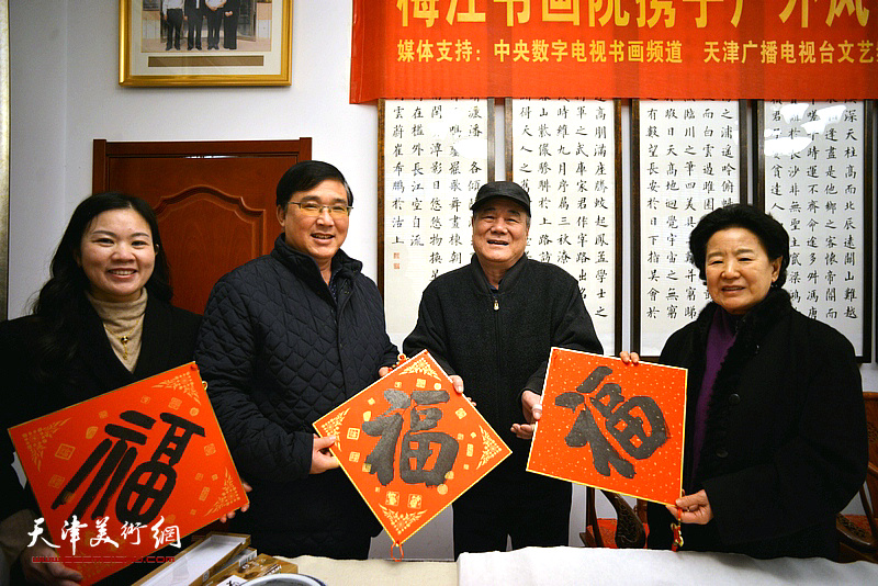 曹秀荣、罗玉兰在活动现场为社区居民送福。