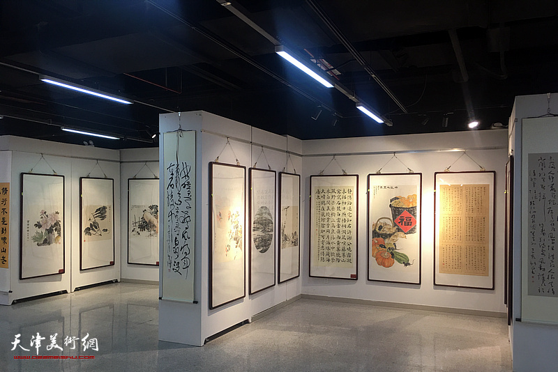 “灵鼠兆丰年——中国第十三届生肖画及国画优秀作品展”布展现场。