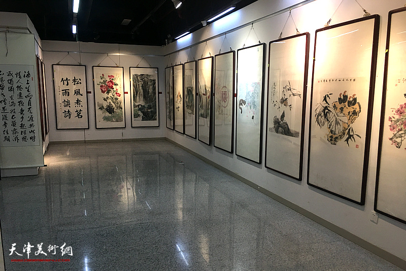 “灵鼠兆丰年——中国第十三届生肖画及国画优秀作品展”布展现场。