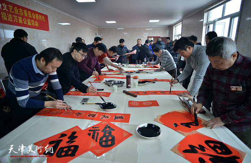 天津书法家“送万福进万家”走进津南区和顺地村活动现场。