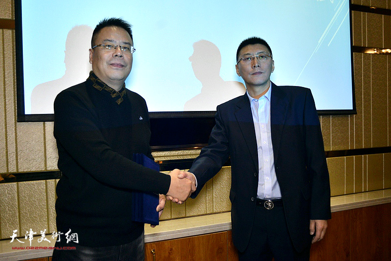 董主任向筹备组艺术指导颁发聘书，张明军先生替受证书。