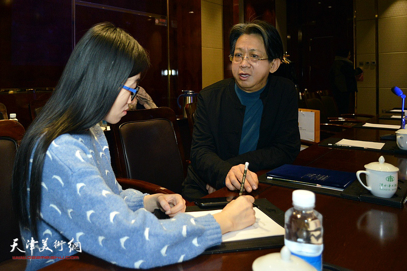 李毅峰在启动仪式现场接受媒体采访。