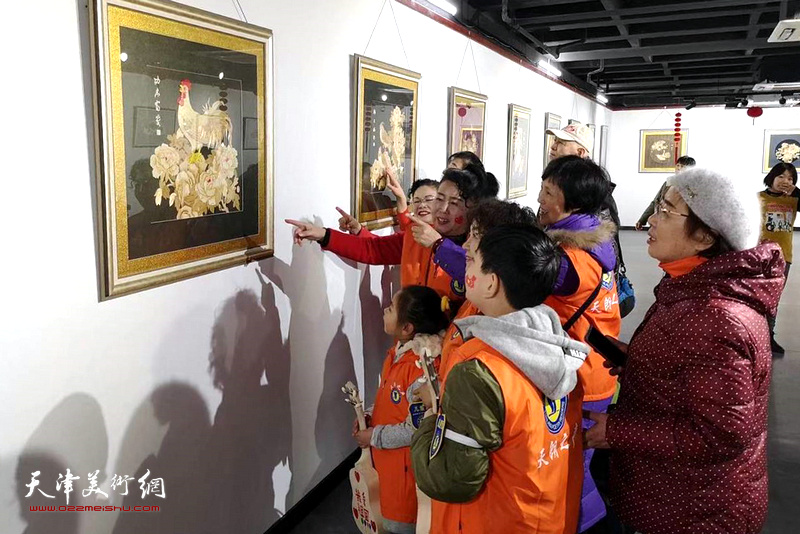“灵鼠迎春共享小康”天津市民间美术展在天津市群众艺术馆展厅开幕