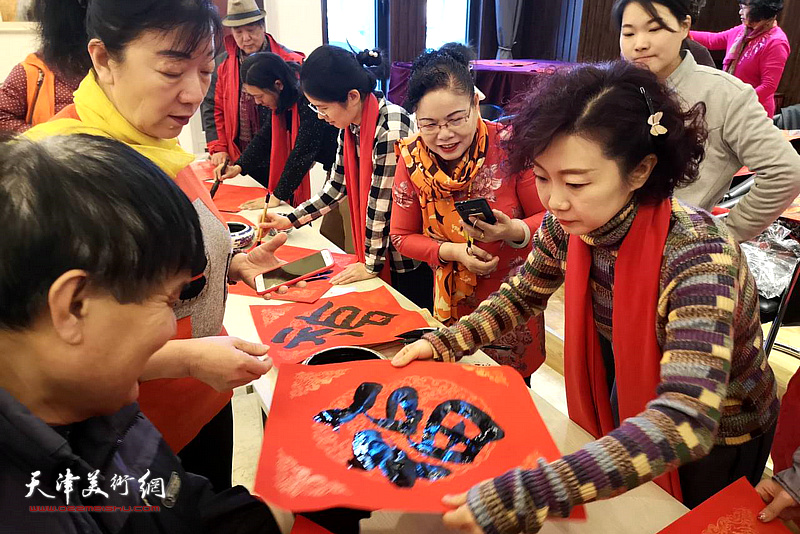 天津市民间美术展开幕当日，还举办了“我们的中国梦文化送万家”活动。