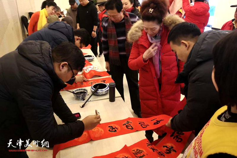天津市民间美术展开幕当日，还举办了“我们的中国梦文化送万家”活动。