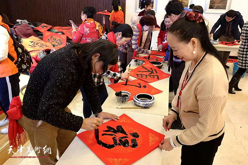 天津市民间美术展开幕当日，还举办了“我们的中国梦文化送万家”活动。