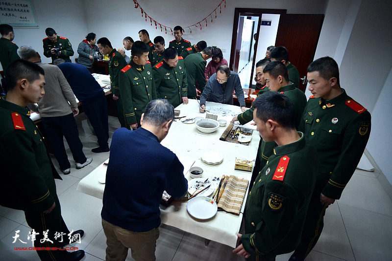 “书画送军营，军民一家亲”天津南开画院书画家迎新春慰问武警战士。