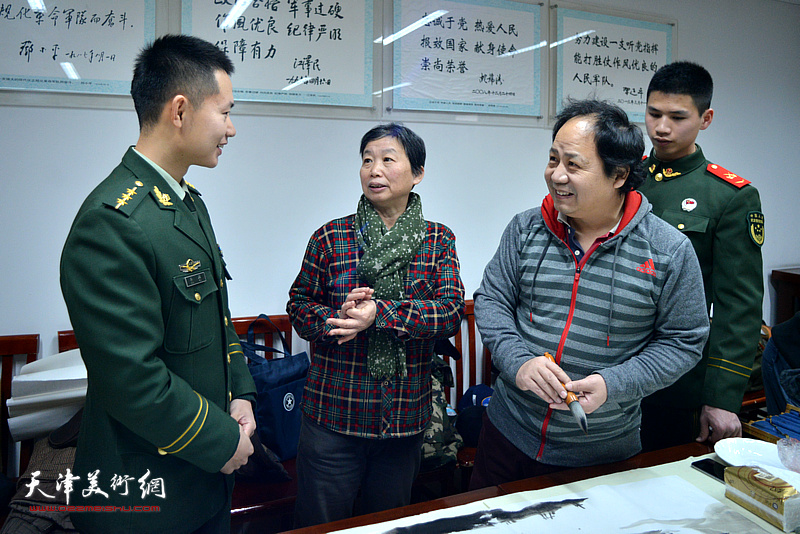 许鸿茹、李思哲与中队长孙越在慰问现场交流。
