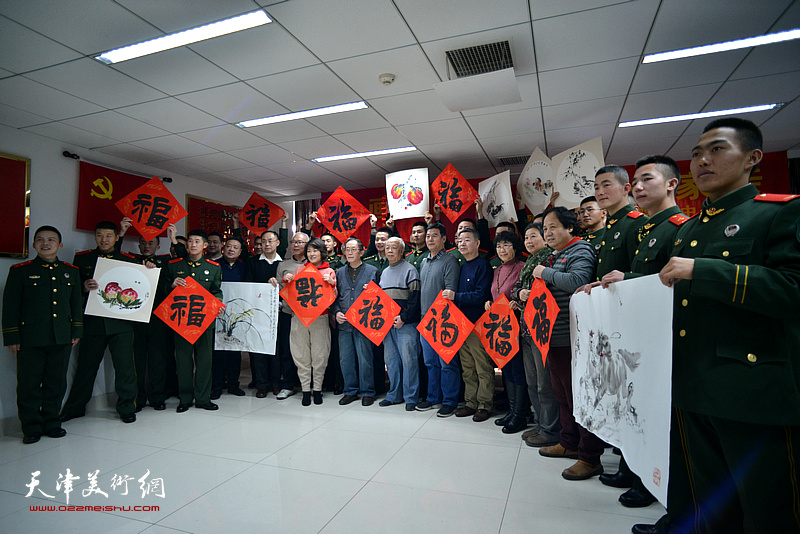 “书画送军营，军民一家亲”天津南开画院书画家迎新春慰问武警战士。