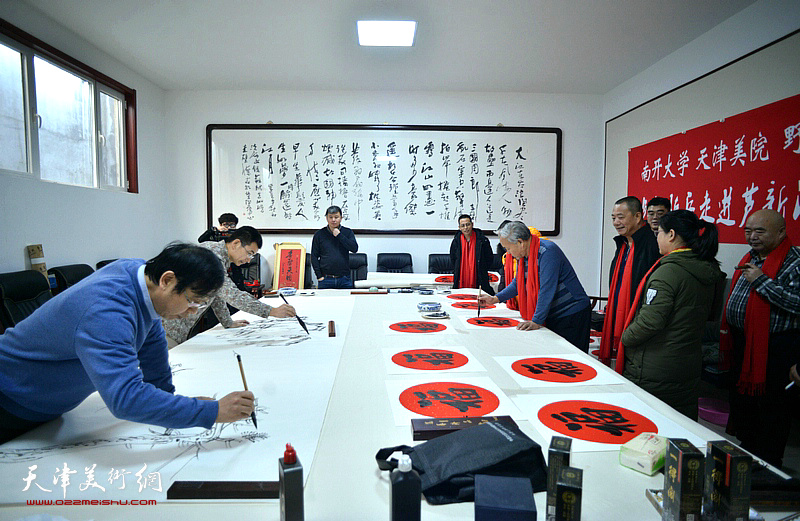 南开大学、天津美术学院、野草书画院红色轻骑兵走进芦新河送福迎春活动现场。