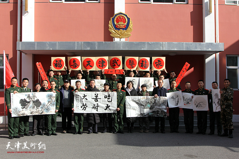 鼓楼北街名店“水木居”与“盛和堂”春节前夕送文化慰问武警战士