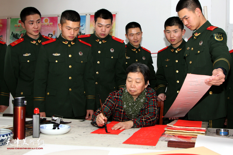 许鸿茹在慰问武警战士活动现场写春联。