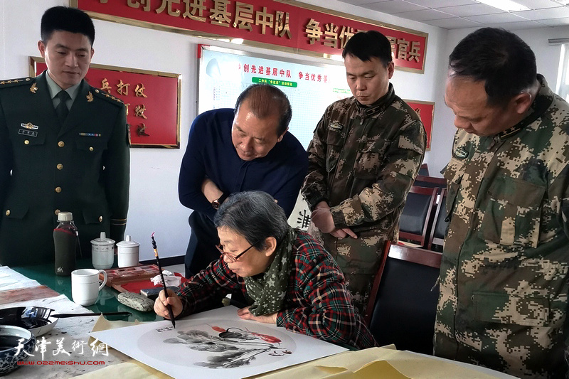 许鸿茹、孟宪廷在慰问武警战士活动现场绘画。