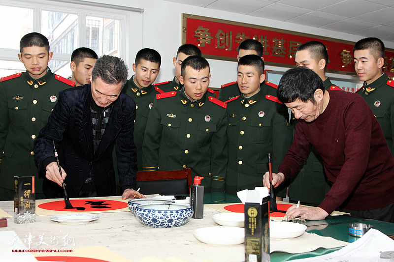 李震、陈之海在慰问武警战士活动现场。