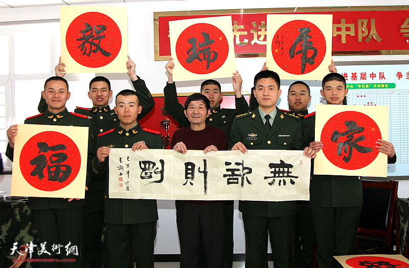李震在慰问武警战士活动现场。